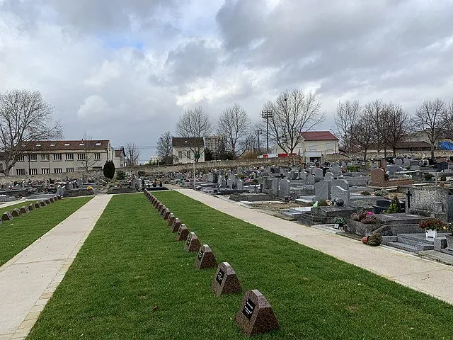 Carré militaire au cimetière Pantin