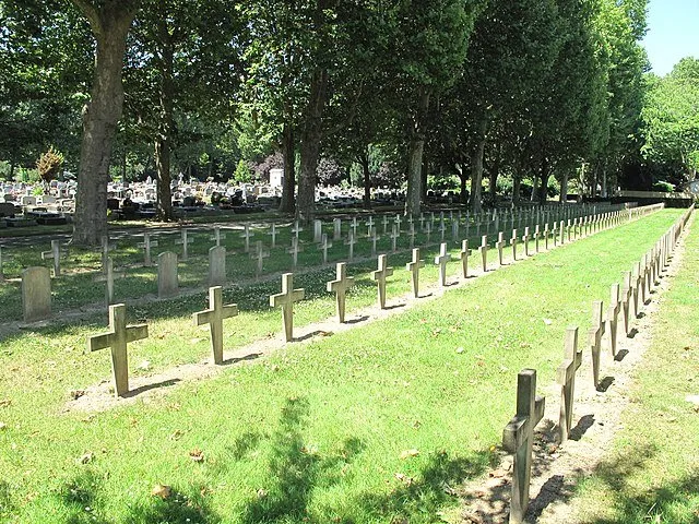 Alignement de Croix au cimetière d'Ivry
