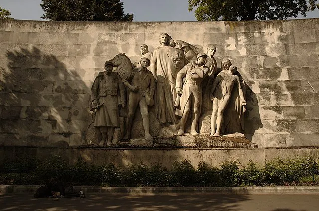 Sculptures de plusieurs personnes reposant au cimetière Passy