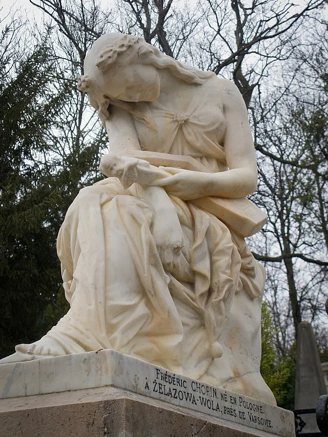 Statut sur la pierre tombale de Frédéric CHOPIN au cimetière du Père Lachaise