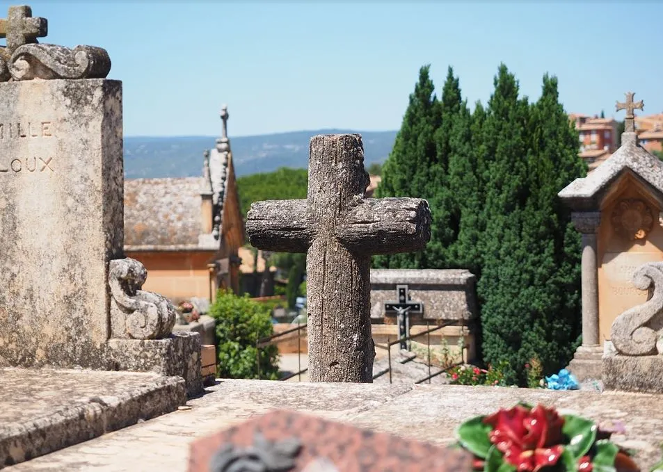 Cimetière avec croix catholiques sur les pierres tombales apparentes avec une vue exceptionnelle sur les montagnes