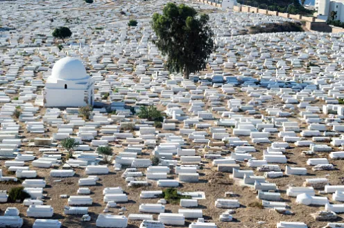 Cimetière avec énormément de tombes musulmanes