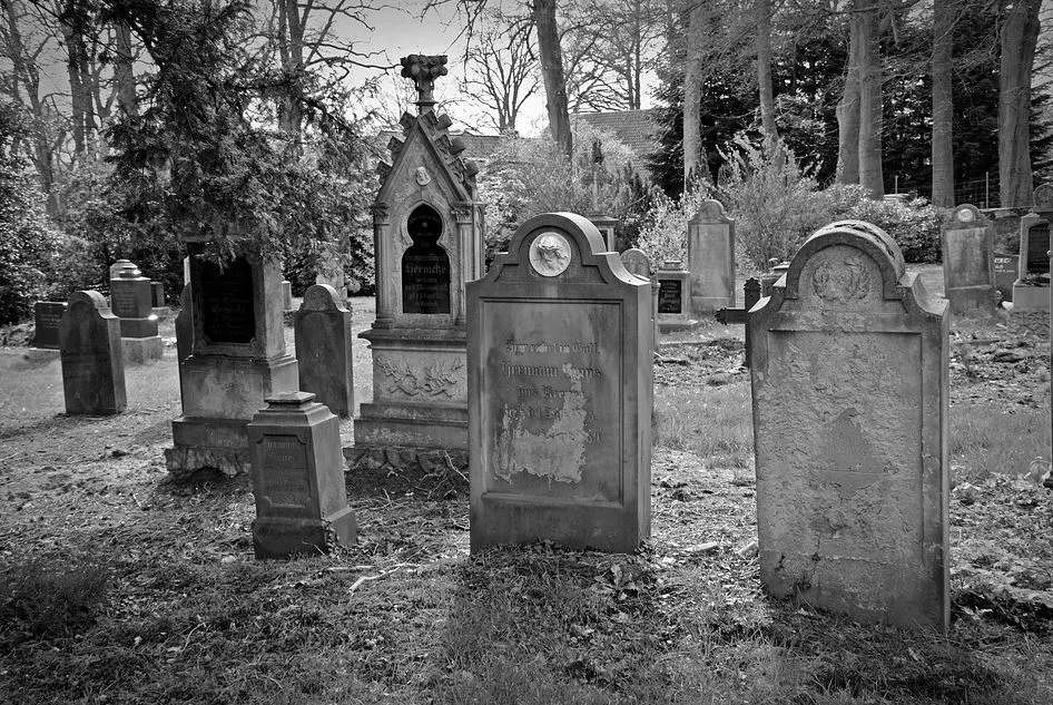 Monuments funéraires et pierres tombales dans un cimetière en noir et blanc
