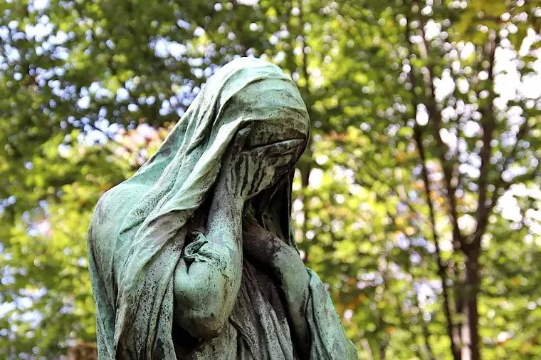 Statut d'une femme en bronze pour monument funéraire