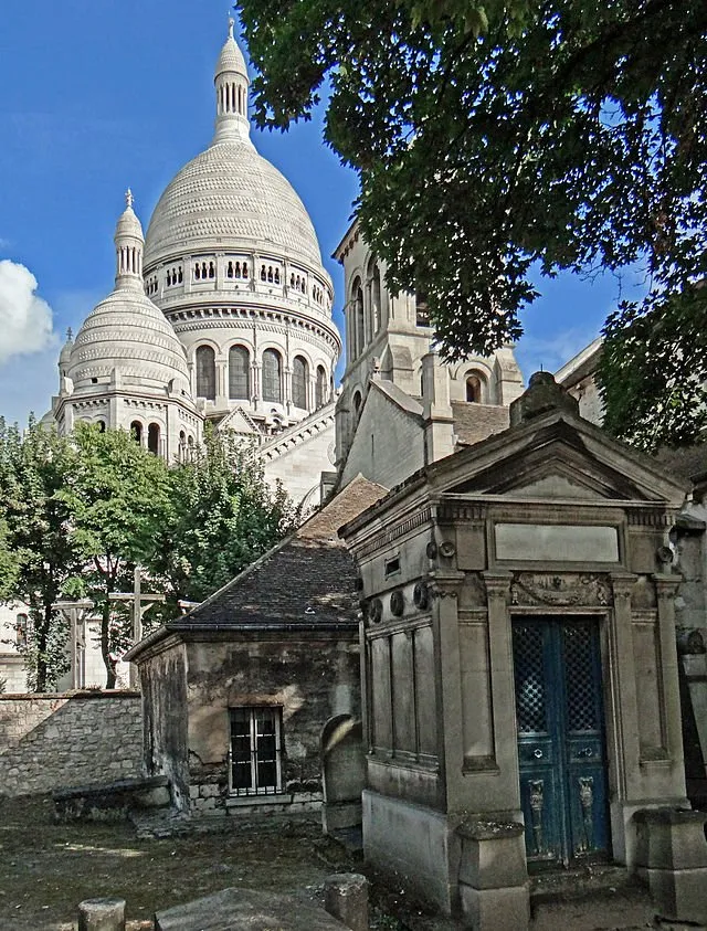Cimetière du calvaire avec vue sur la basilique du Sacré-Cœur - Paris 18ème arrondissement