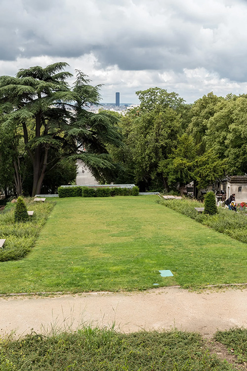Paris Cimetière du Père Lachaise, vue du jardin avec gratte-ciel en fond