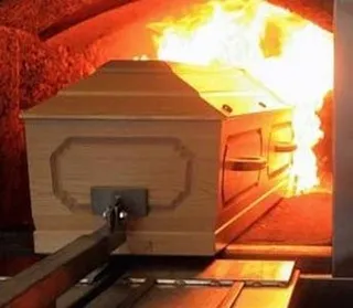 Cercueil incarcéré dans l'incinérateur