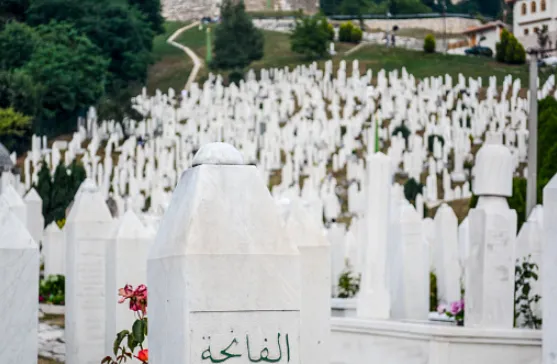 Cimetière avec pierres tombales tradition musulmane